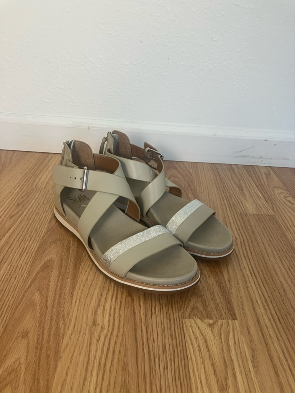 Sofft Forella Taupe Silver Metallic Women’s Beige Strappy leather sandals 9.5